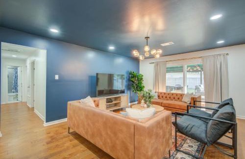 Woodlake - Briar Meadow House | 4-BD Mid-Modern Century with Firepit & Playground