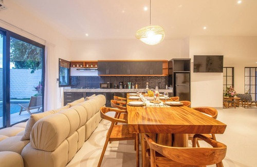 Batubelig Villa | 4 Bd Seminyak Retreat + Rice Fields 4 mins to Beach