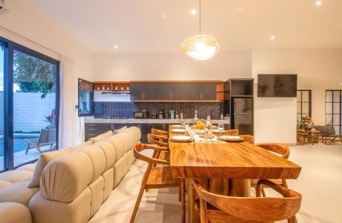 Batubelig Villa | 4 Bd Seminyak Scenic Rice Views 4 mins to Beach