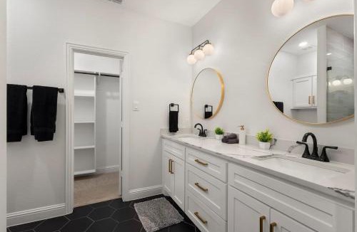 West Dallas House | 4 Bdr, 2.5Bth Dallas Getaway, New Build
