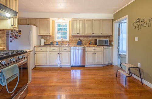 Fort Erie Cottage | 4 BDR Home☆Hot Tub☆Fire Pit☆BBQ☆Walk To River