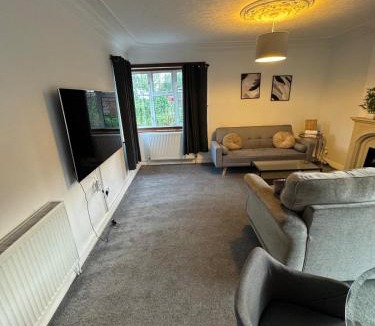 Weston House | 4 BDR House By Eason Stays Short Lets Warwickshire