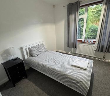 Weston House | 4 BDR House By Eason Stays Short Lets Warwickshire