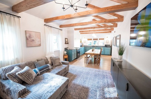 Urbana House | 4 bdrm 2 bath - close to hospital and 2 blocks from campus!