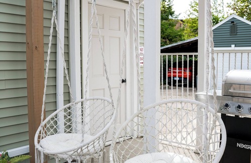 Urbana House | 4 bdrm 2 bath - close to hospital and 2 blocks from campus!