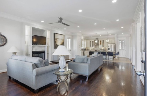 Edgehill House | 4 bdrm+3offices. Walk to the Gulch, Broadway,Rooftop Deck, Outdoor Grill
