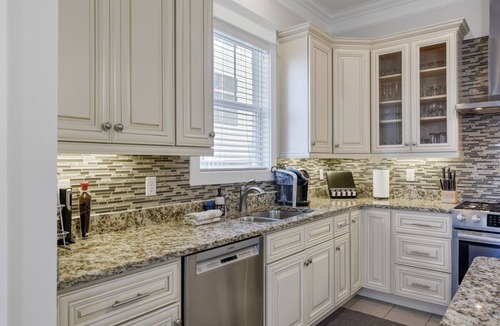Edgehill House | 4 bdrm+3offices. Walk to the Gulch, Broadway,Rooftop Deck, Outdoor Grill