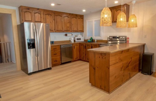Victoria Harbour Cottage | 4 Bdrm Beachfront Oasis-Sunsets!