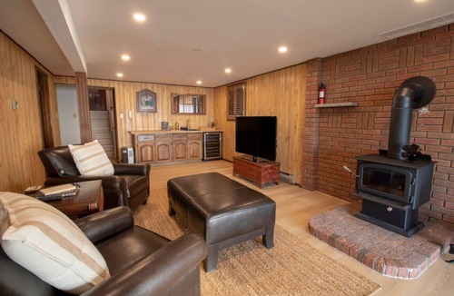 Victoria Harbour Cottage | 4 Bdrm Beachfront Oasis-Sunsets!