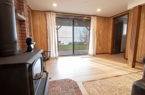 Victoria Harbour Cottage | 4 Bdrm Beachfront Oasis-Sunsets!