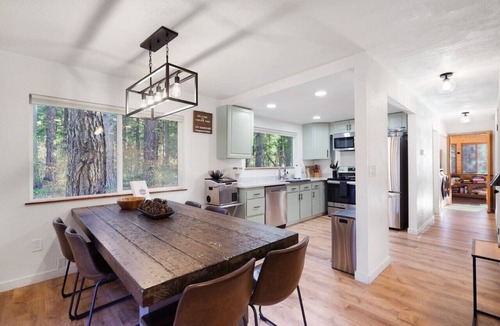 Leavenworth House | 4 Bdrm Cabin w/private Sauna & Hot tub!