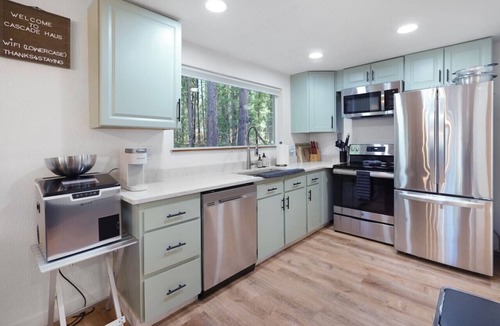 Leavenworth House | 4 Bdrm Cabin w/private Sauna & Hot tub!