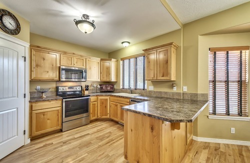 Meridian House | 4 Bdrm Close To Everything!