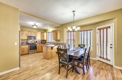 Meridian House | 4 Bdrm Close To Everything!