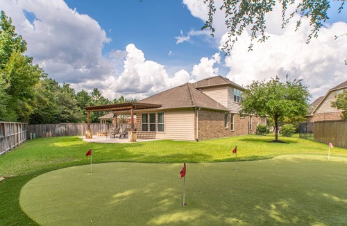 Indian Springs House | 4 bdrm Home w HUGE backyard & Putting Green!!