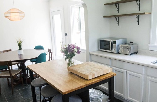 Kingsville Cottage | 4 Bdrm Lakefront Retreat-Private Idyllic Forest with Trail-High Speed Internet