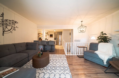 Tuxedo House | 4 Bdrm River Heights Farmhouse w/2 King Beds!