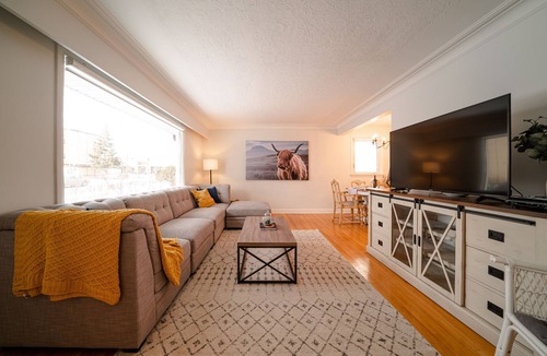 Tuxedo House | 4 Bdrm River Heights Farmhouse w/2 King Beds!
