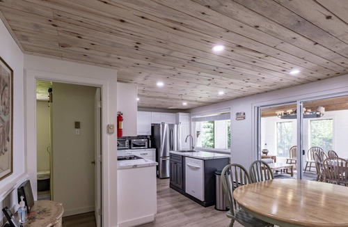Muskoka Lakes Cottage | 4 Bdrm South Exposure! Shallow Water, Level Land! 2017 Newly-Renovated Kitchen!
