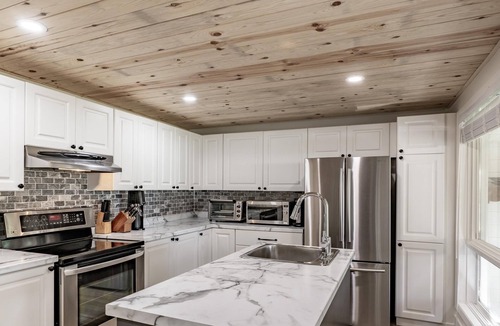 Muskoka Lakes Cottage | 4 Bdrm South Exposure! Shallow Water, Level Land! 2017 Newly-Renovated Kitchen!