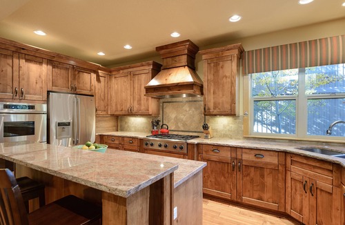 Sunriver House | 4 Bdrm Suites, Tesla EV Charger, HotTub, 10 REC aka SHARC Passes.
