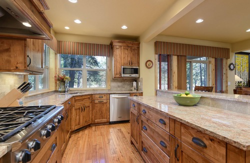 Sunriver House | 4 Bdrm Suites, Tesla EV Charger, HotTub, 10 REC aka SHARC Passes.