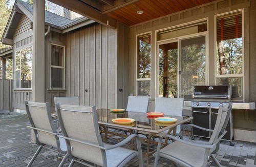 Sunriver House | 4 Bdrm Suites, Tesla EV Charger, HotTub, 10 REC aka SHARC Passes.
