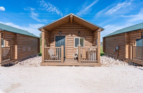 St. Charles Cabin | #4 Bear Lake Cabin, Newly Remodeled! AC! New Beds! Sleeps 4