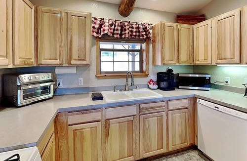 Alto House | 4 Bears 1 Cave | Wooded Views, Outdoor Space!