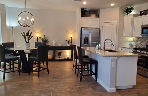 Biggs Field House | 4-Bed 2.5 Bath 25 Guests Huge Parking 2 Mins From I-10 & Loop 375 Great Food
