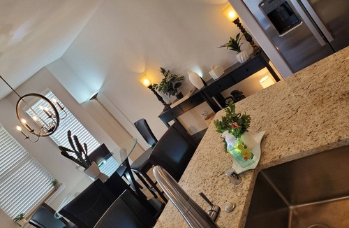 Biggs Field House | 4-Bed 2.5 Bath 25 Guests Huge Parking 2 Mins From I-10 & Loop 375 Great Food