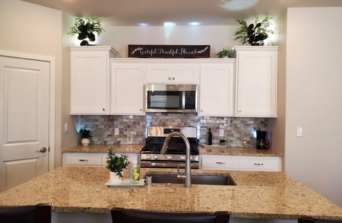 Biggs Field House | 4-Bed 2.5 Bath 25 Guests Huge Parking 2 Mins From I-10 & Loop 375 Great Food