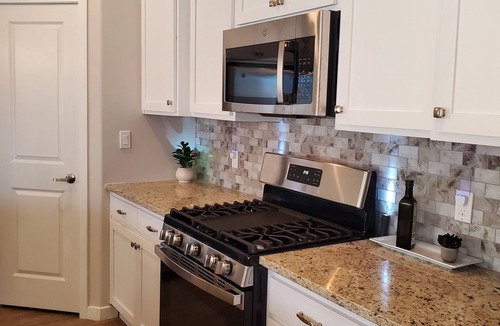 Biggs Field House | 4-Bed 2.5 Bath 25 Guests Huge Parking 2 Mins From I-10 & Loop 375 Great Food