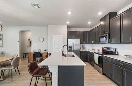 Converse House | 4 Bed 2 Bath Beauty Spacious Gem