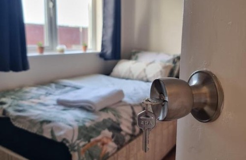 Bath House | 4 Bed 2 Bathroom House with Garden and Parking