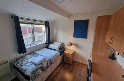 Bath House | 4 Bed 2 Bathroom House with Garden and Parking