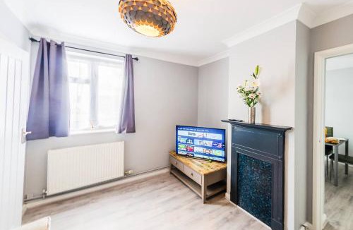 Ipswich House | 4 Bed - 2 Baths 1 Walk In Shower Lots Of Parking