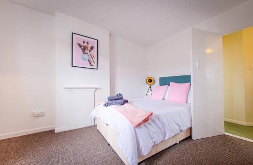 Ipswich House | 4 Bed - 2 Baths 1 Walk In Shower Lots Of Parking