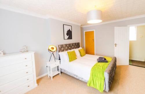 Ipswich House | 4 Bed - 2 Baths 1 Walk In Shower Lots Of Parking