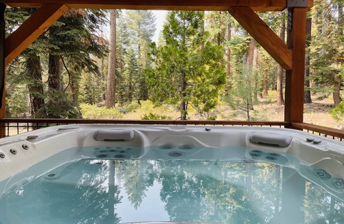 Kings Beach House | 4 Bed, 3.5 Bath, HOT TUB, Close to Beach and Ski Resorts!