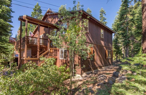 Kings Beach House | 4 Bed, 3.5 Bath, HOT TUB, Close to Beach and Ski Resorts!