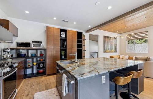 Sierra Tract House | 4 bed, 3 Bath Home in South Lake Tahoe Available for SKI LEASE only.