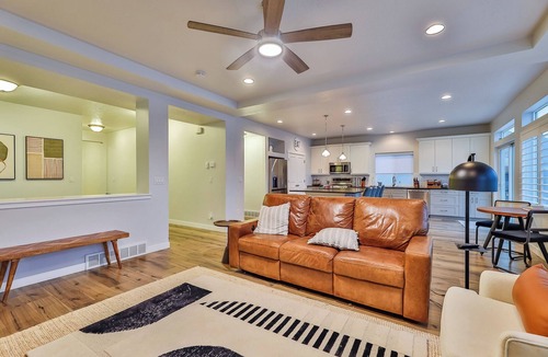 Herriman House | 4 bed/3 bath Home in the HEART of Salt Lake City! Great shopping and food!