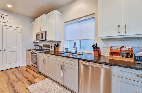 Herriman House | 4 bed/3 bath Home in the HEART of Salt Lake City! Great shopping and food!