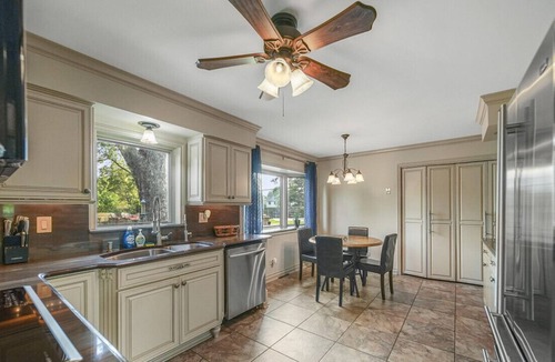 Forestview House | 4-Bed 3-Bath Schaumburg Retreat with Amazing Backyard Entertainment