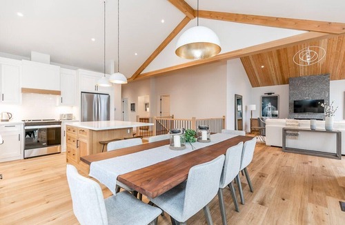 Muskoka Lakes Villa | 4 bed 4 bath Villa on Lake Muskoka