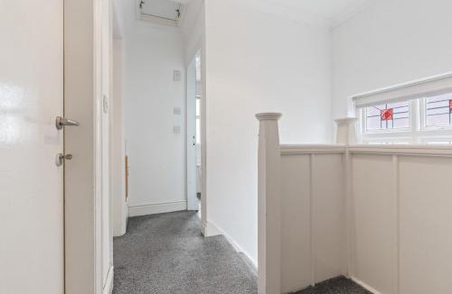 Bramcote House | 4-Bed Beeston Getaway - Free Parking