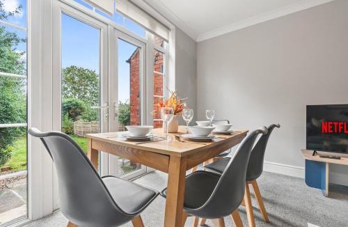 Bramcote House | 4-Bed Beeston Getaway - Free Parking