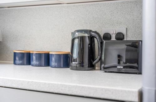 Bramcote House | 4-Bed Beeston Getaway - Free Parking