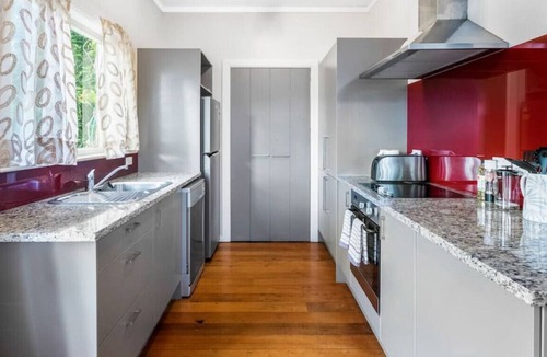 Sandringham House | 4 bed Bungalow | Parking | Netflix | 2 bathrooms